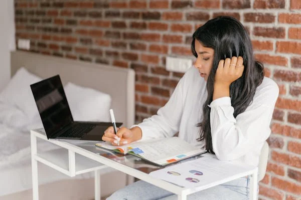 différence entre must et should